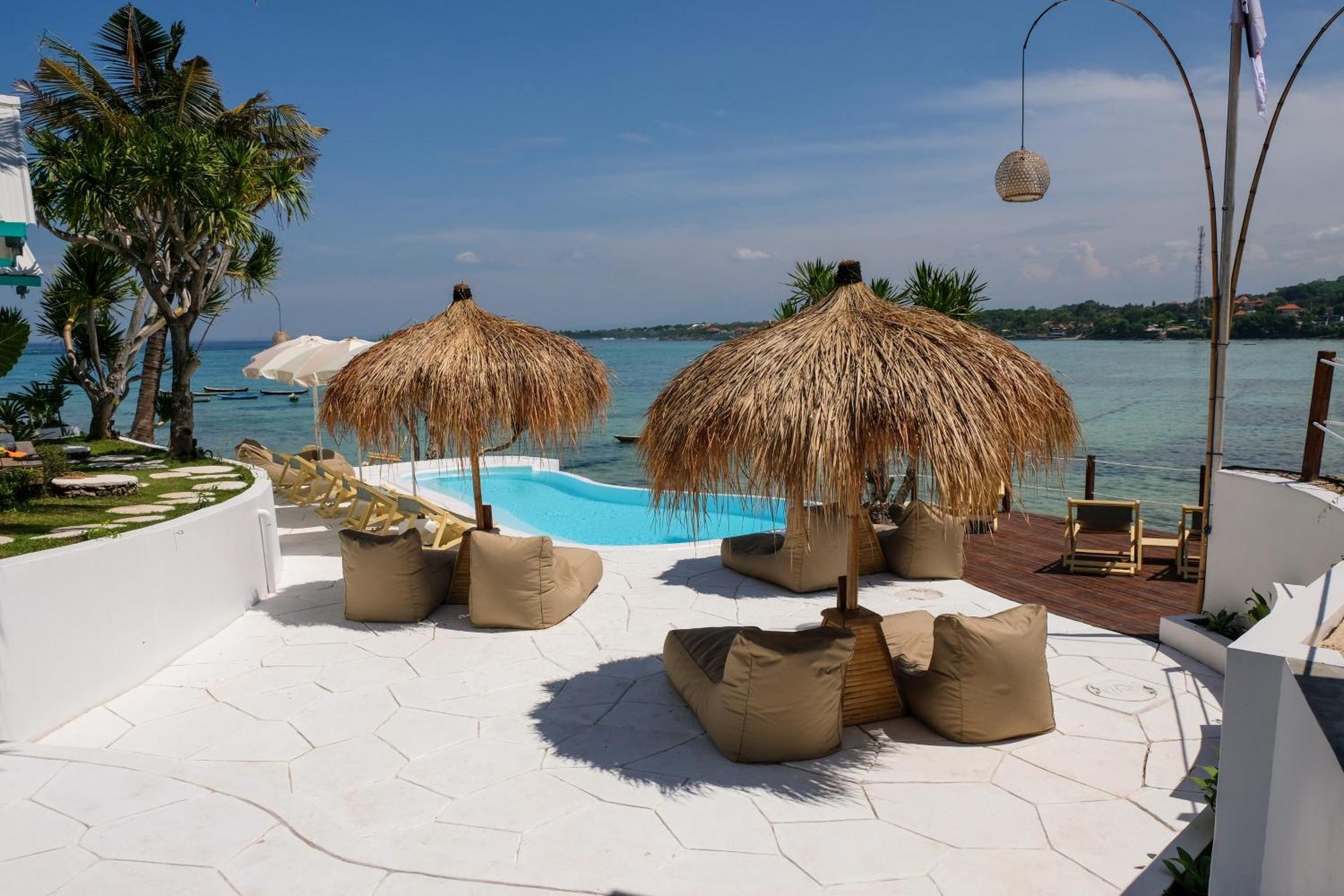 LE PIRATE BEACH CLUB NUSA CENINGAN VILLA | NUSA LEMBONGAN, INDONESIA |  SEASON DEALS FROM $54